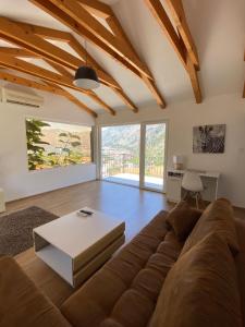 - un salon avec un canapé et une table dans l'établissement Apartments Marko Maros, à Kotor