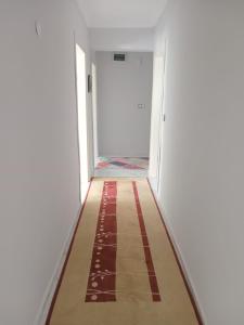 un couloir vide avec un tapis au sol dans l'établissement merkez konumda, à Gokceada Town