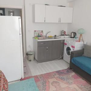uma cozinha com um frigorífico e uma máquina de lavar roupa em merkez konumda em Gokceada Town