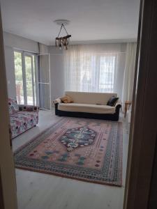 a living room with a couch and a rug at merkez konumda in Gokceada Town