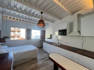 1 dormitorio con 1 cama y cocina con fregadero en Casa Lourdes, en Santa Cruz de la Palma