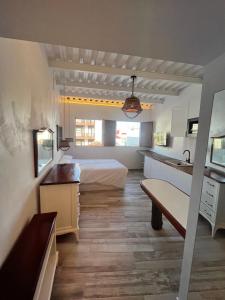 Habitación grande con cama y cocina. en Casa Lourdes, en Santa Cruz de la Palma