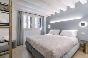 ヴェネツィアにあるCa' San Carlo Residenceの白いベッドルーム(ベッド1台、はしご付)