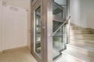 een glazen lift in een gebouw met trappen bij Ca' San Carlo Residence in Venetië