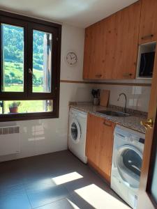 cocina con lavadora y ventana en Apartamento con vistas, en Villanúa