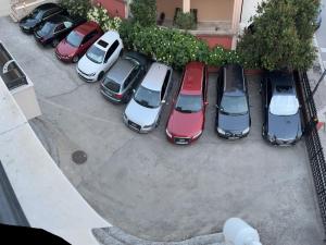una vista aérea de los coches estacionados en un estacionamiento en Apartments Boreta II, en Budva