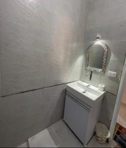 uma casa de banho com um lavatório e um espelho em Cabin 8 studio em Dahab