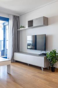 Μια τηλεόραση ή/και κέντρο ψυχαγωγίας στο ApartUP Patacona Surfing Beach +47 φωτογραφίες