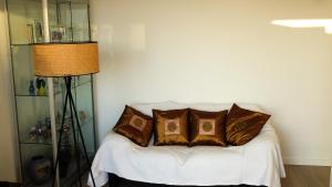 un grupo de almohadas en una cama en una habitación en OASIS en Buarcos