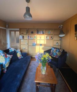 Χώρος καθιστικού στο Caretaker’s Cottage