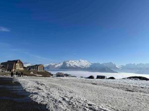 una playa con montañas cubiertas de nieve en el fondo en Samoens 1600, Grand Massif en Samoëns