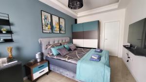 1 dormitorio pequeño con 1 cama y TV en Apartman Silver en Bugojno