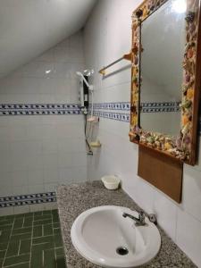 bagno con lavandino e specchio di 2-bed house near beach w/ aircon a Ban Krut