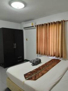 2-bed house near beach w/ aircon في بان كروت: غرفة نوم بسرير كبير مع نافذة
