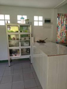 2-bed house near beach w/ aircon في بان كروت: مطبخ مع كونتر وثلاجة