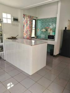 una cucina con piano di lavoro bianco in una camera di 2-bed house near beach w/ aircon a Ban Krut