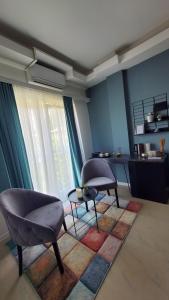 a living room with two chairs and a rug at Apartman Silver in Bugojno