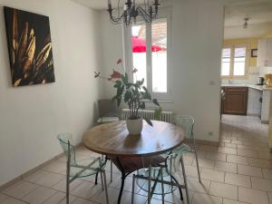 a dining room table with chairs and a potted plant on it at Maison centre Lamotte Beuvron in Lamotte-Beuvron +3 photos