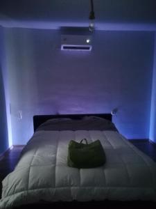 Una cama o camas en una habitación de Διαμέρισμα Ολόκληρου ορόφου Queen Luxury