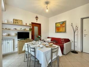 een woonkamer met een tafel en een bank bij [50 metri dal Mare] Trilocale in Centro con A/C in Loano