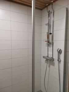 コッコラにあるIhana yksiöの白いタイル張りのバスルーム(シャワー付)