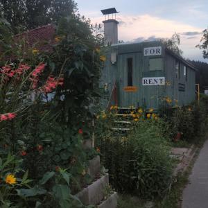 Aed väljaspool majutusasutust Retro maringotka č. 1 / Retro-trailer Nr. 1