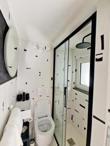 La salle de bains blanche est pourvue d'une douche et de toilettes. dans l'établissement Isabella, à Scerne