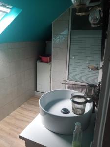 a bathroom with a sink and a mirror at PETIT APPARTEMENT 30M2, 3 lits, de 1 à 4 pers in Neuilly +33 photos