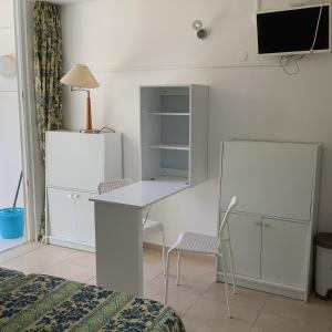 a bedroom with a desk and a chair and a bed at Piscina directa in Playa Fañabe