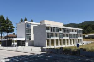 un edificio al lado de una calle en Hotel Pedras Salgadas, en Pedras Salgadas