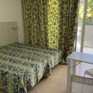 a small room with a bed and a window at Piscina directa in Playa Fañabe