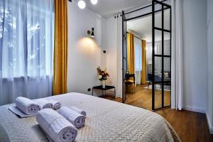 Кровать или кровати в номере ChicLife - LILIENBLUM CHIC Borgo Santa Caterina Apartment