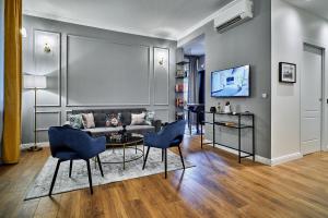 Телевизор и/или развлекательный центр в ChicLife - LILIENBLUM CHIC Borgo Santa Caterina Apartment