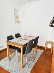 una mesa de madera y sillas en una habitación en Ferienwohnung Till, en Mölln