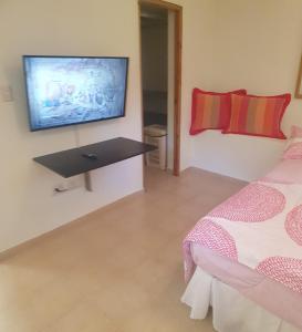 1 dormitorio con 1 cama y TV de pantalla plana en la pared en Private and quiet room, en Jarabacoa