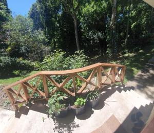 un puente de madera sobre plantas en un jardín en Private and quiet room, en Jarabacoa