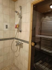 uma casa de banho com uma cabeça de chuveiro em VILLA OLGA em Tahkovuori