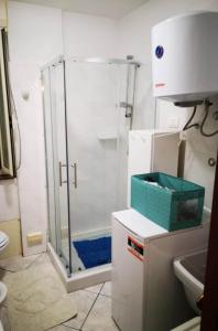 e bagno con doccia, servizi igienici e lavandino. di The Sail Apartment - Marzamemi a Marzamemi