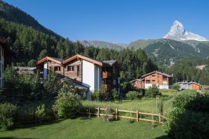 a group of houses with a mountain in the background at Ferienhaus Felicé in Zermatt
