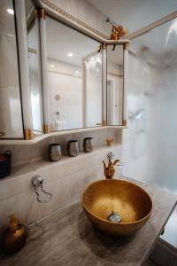 a bathroom with a large bowl sink on a counter at Timeout Royal in Ellar