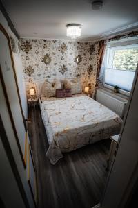 a small bedroom with a bed and a window at Timeout Royal in Ellar