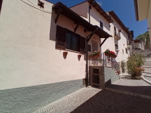 a white building with a balcony and a window at Casa Hemingway - Casa Vacanza in Barisciano