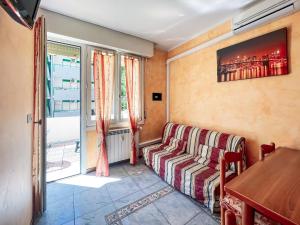 un soggiorno con divano e finestra di Residence Bussola a Bibione
