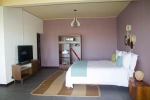 เตียงในห้องที่ Ankoba Beach Hôtel