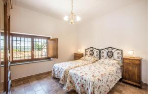 1 dormitorio con cama y ventana en Casa Gosi, en Castellina in Chianti