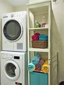 pralnia z pralką i ręcznikami w obiekcie Sea view Luxury apartment. 2 bedroom w mieście San Bartolomé