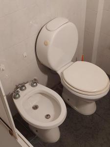 ネコチェアにあるGRAN MAR 2 AMBIENTESのバスルーム(白いトイレ、シンク付)