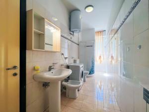 ビビオーネにあるResidence Bussolaのバスルーム(トイレ、洗面台付)