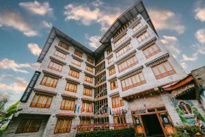 ein großes Gebäude mit vielen Fenstern darauf in der Unterkunft Yangthang Heritage in Gangtok