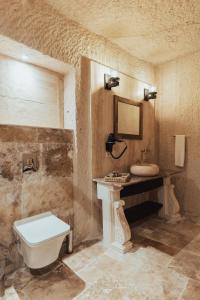 een badkamer met een toilet en een wastafel bij Harem Suites Cappadocia in Uchisar